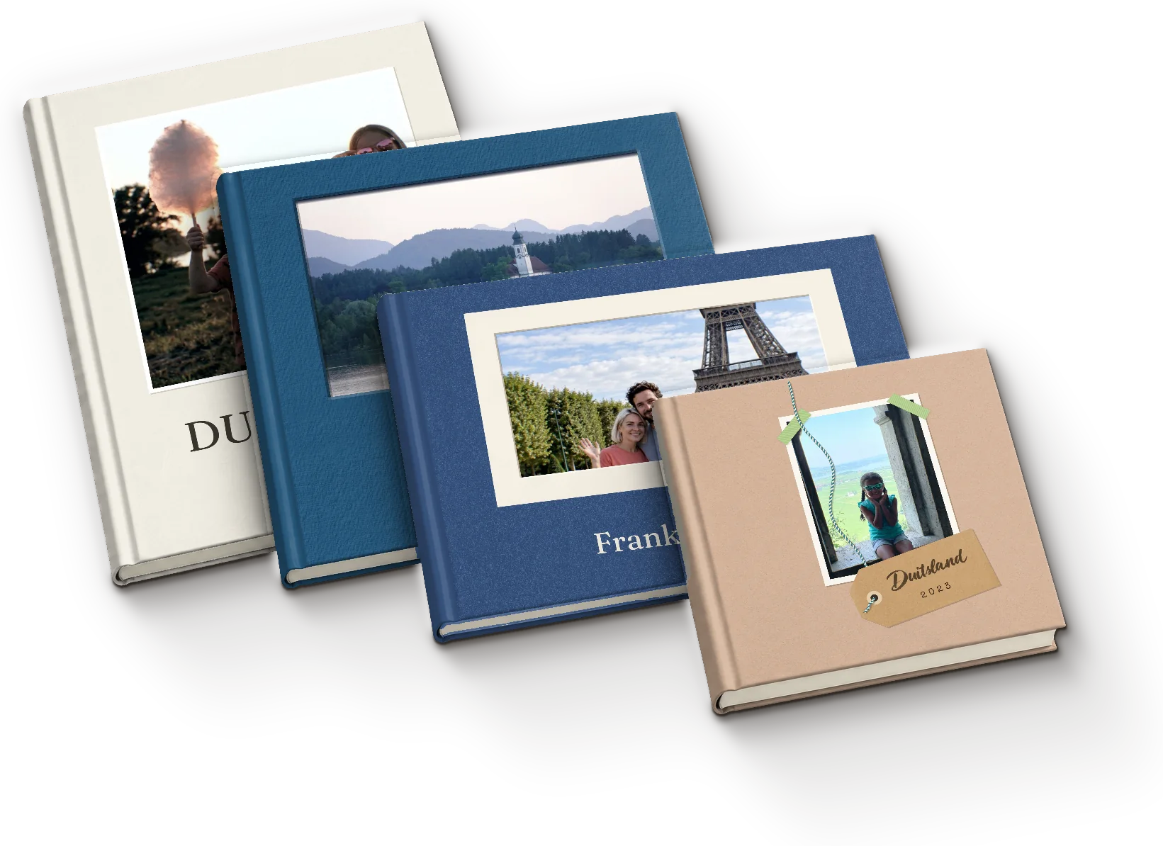 Vier fotoboeken met harde kaft schuin over elkaar op tafel, elk met een eigen omslag