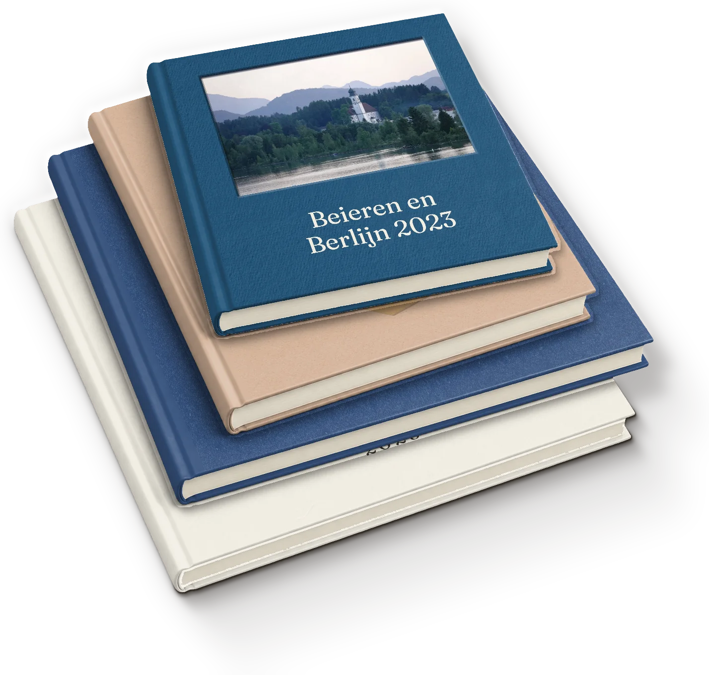 Een stapel fotoboeken met harde kaft, het vierkante boek bovenop
