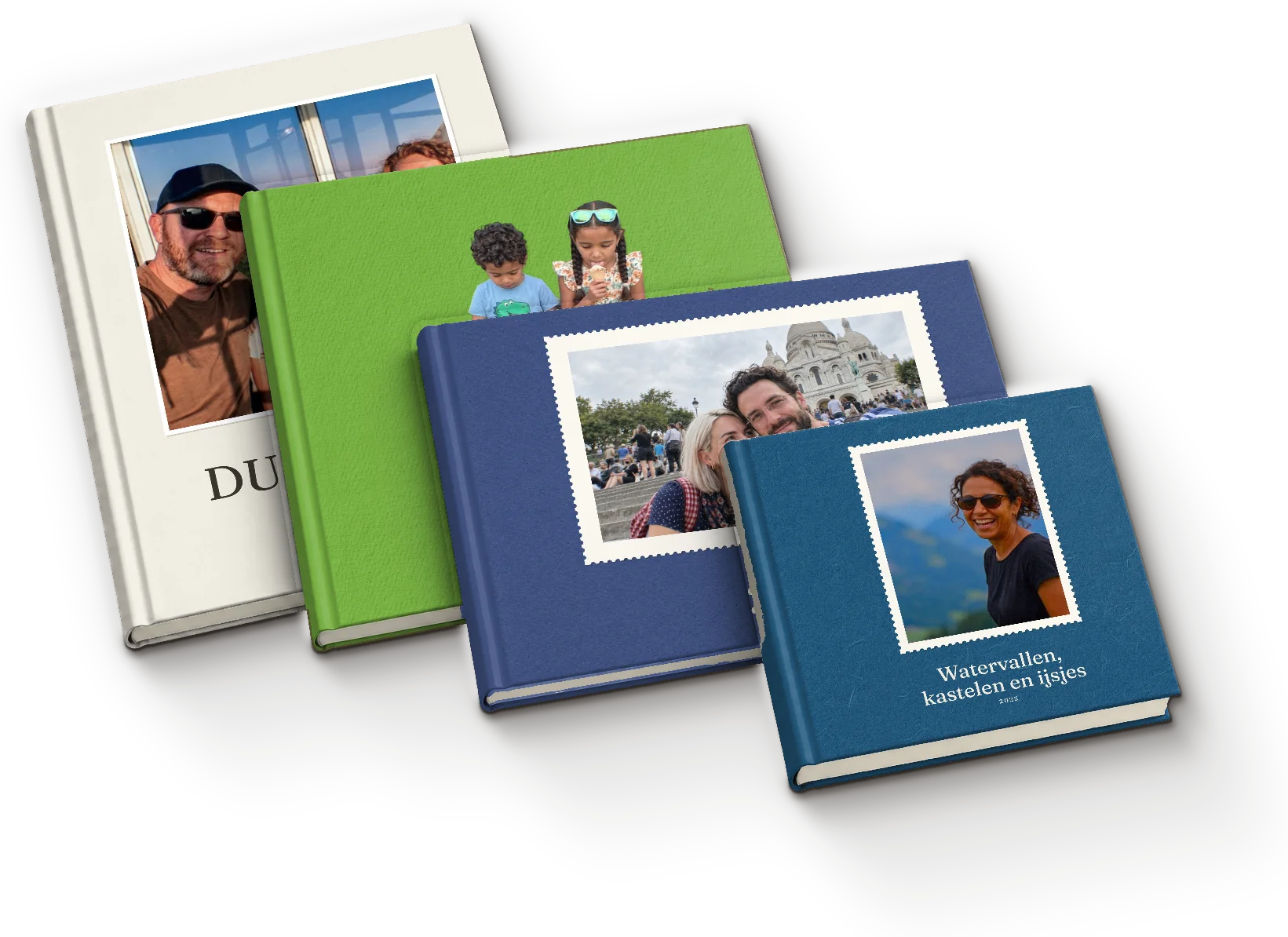 Vier fotoboeken met harde kaft schuin over elkaar op tafel, elk met een eigen omslag