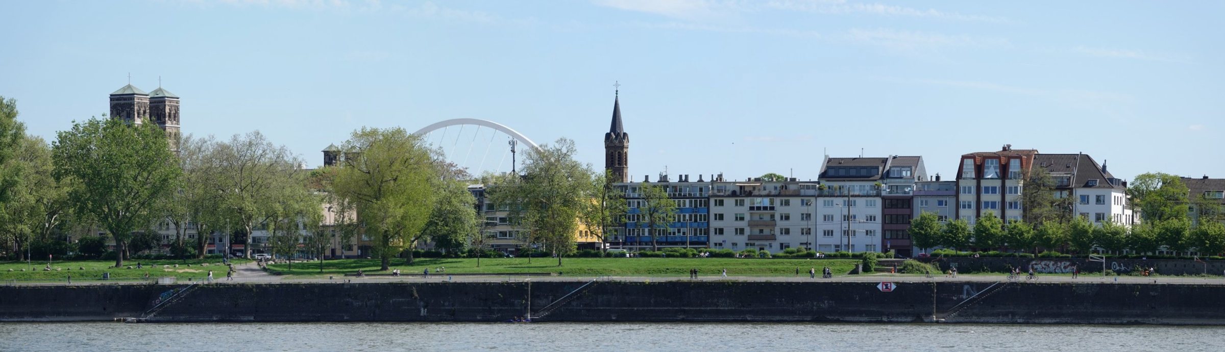 De vijf foto's samen: de Rijnoever in Keulen als één panorama