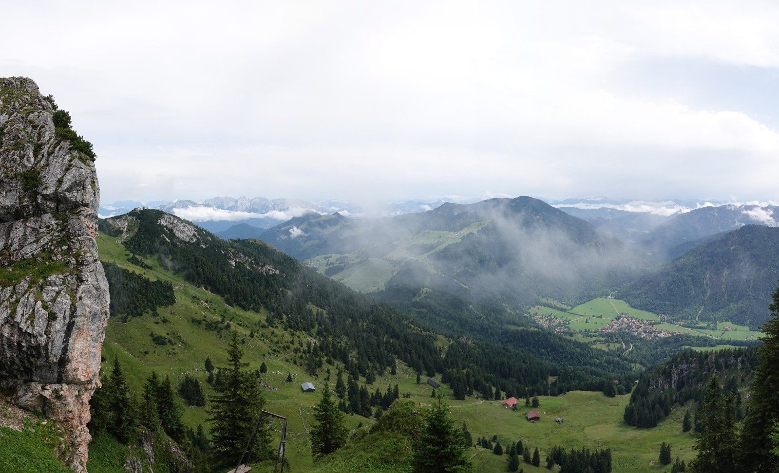 Panorama van een mistig bergdal